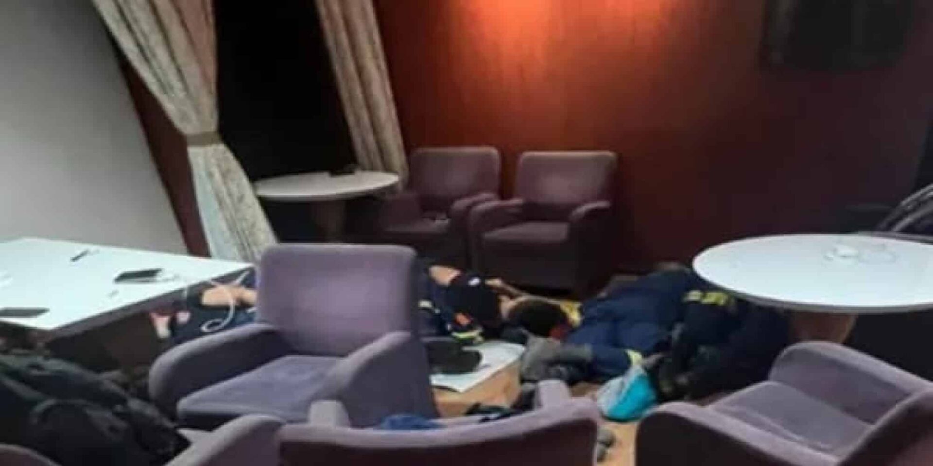 Πυροσβέστες κοιμόντουσαν στο πάτωμα πλοίου μετά τις φωτιές στη Ρόδο