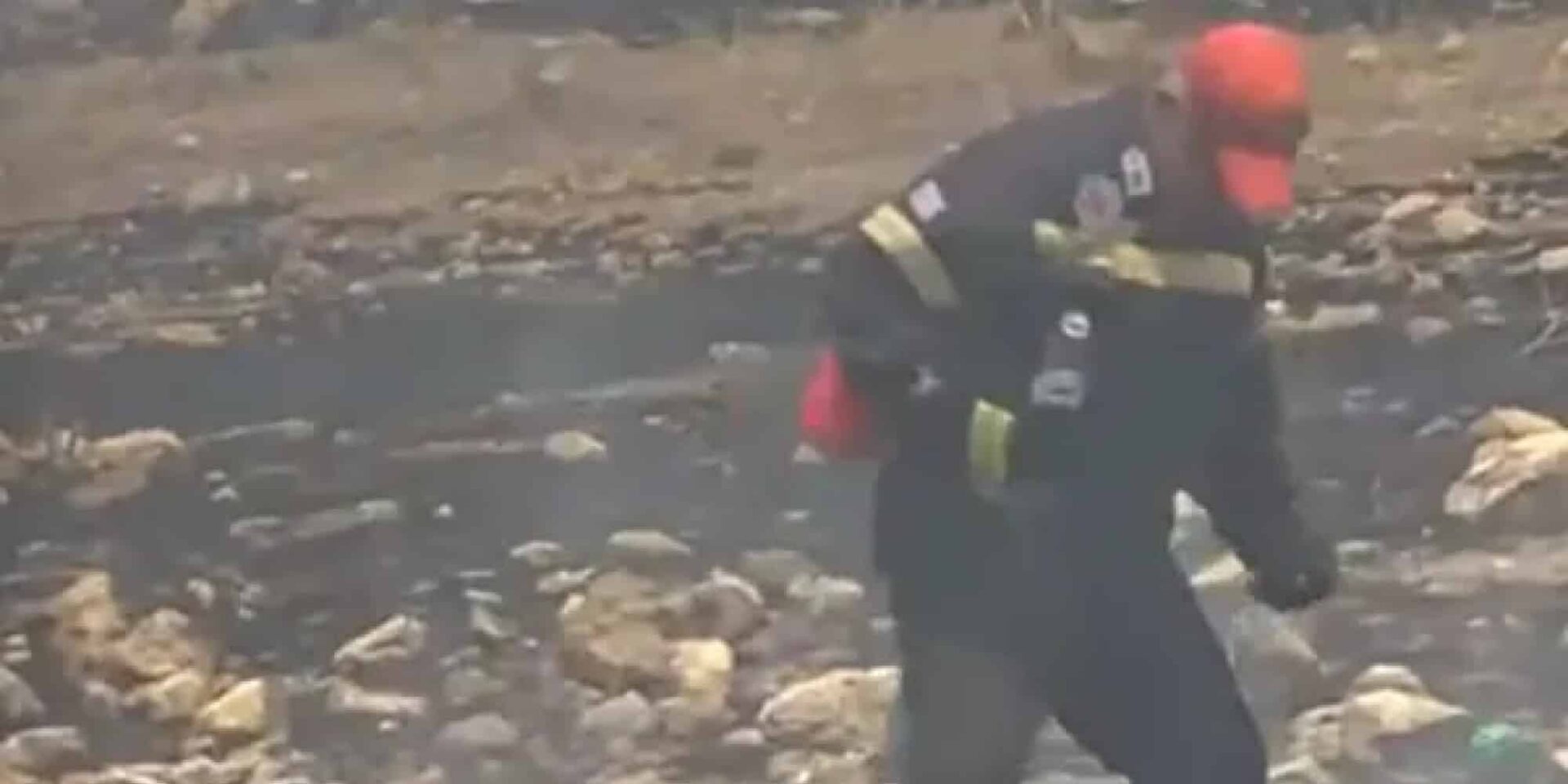Πυροσβέστης στη φωτιά στο Λουτράκι