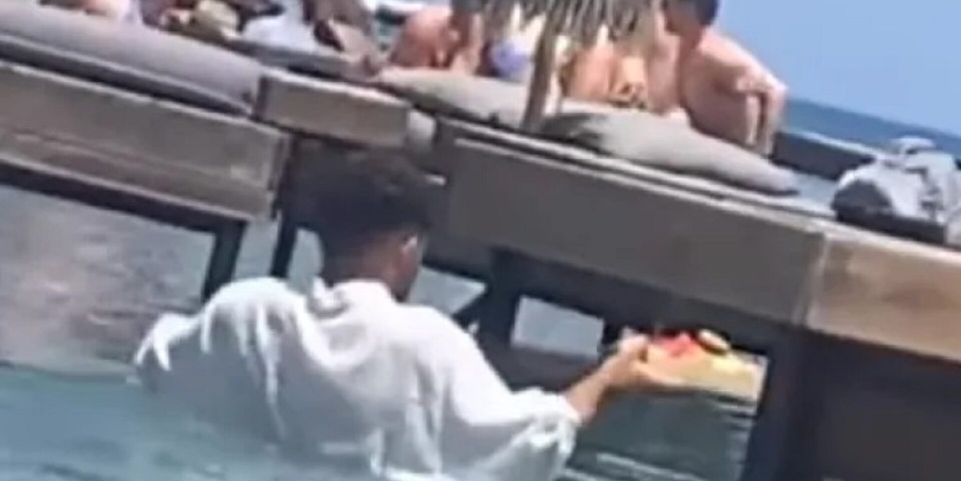 Ο σερβιτόρος στο beach bar στη Ρόδο