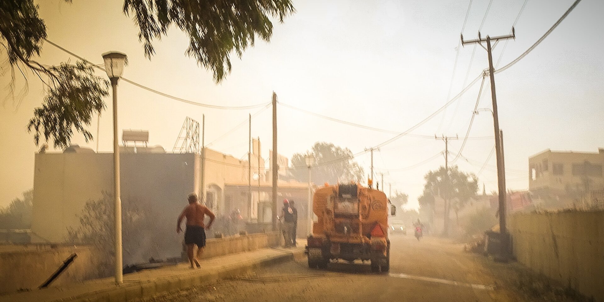 Ανεξέλεγκτη η φωτιά στη Ρόδο