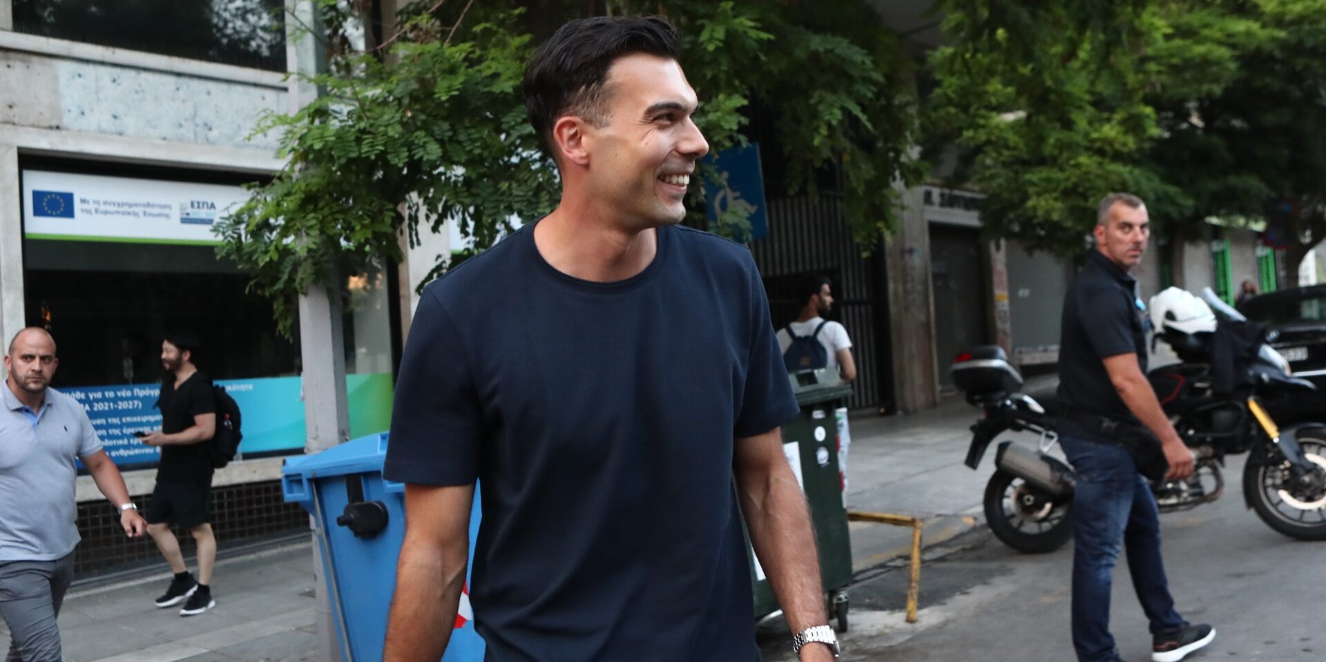 Ο Κώστας Σλούκας έξω από τα γραφεία των προέδρων της ΚΑΕ Ολυμπιακός