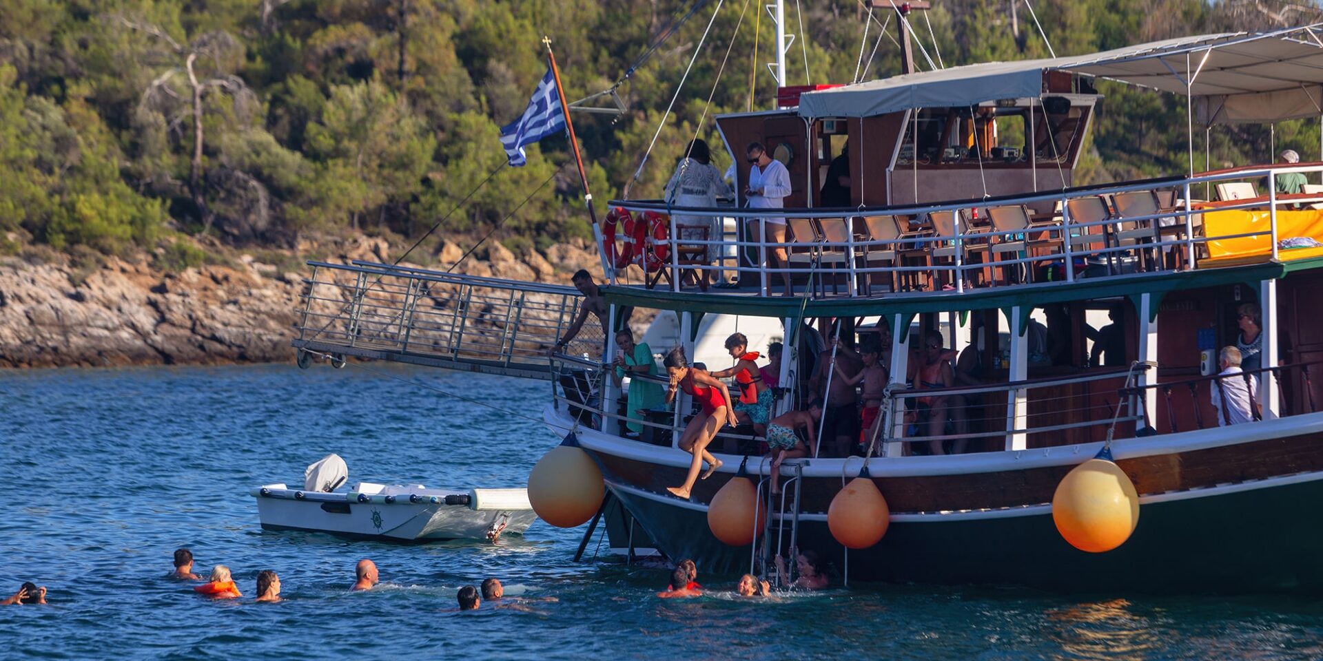 Βουτιές σε θάλασσα της Θάσου