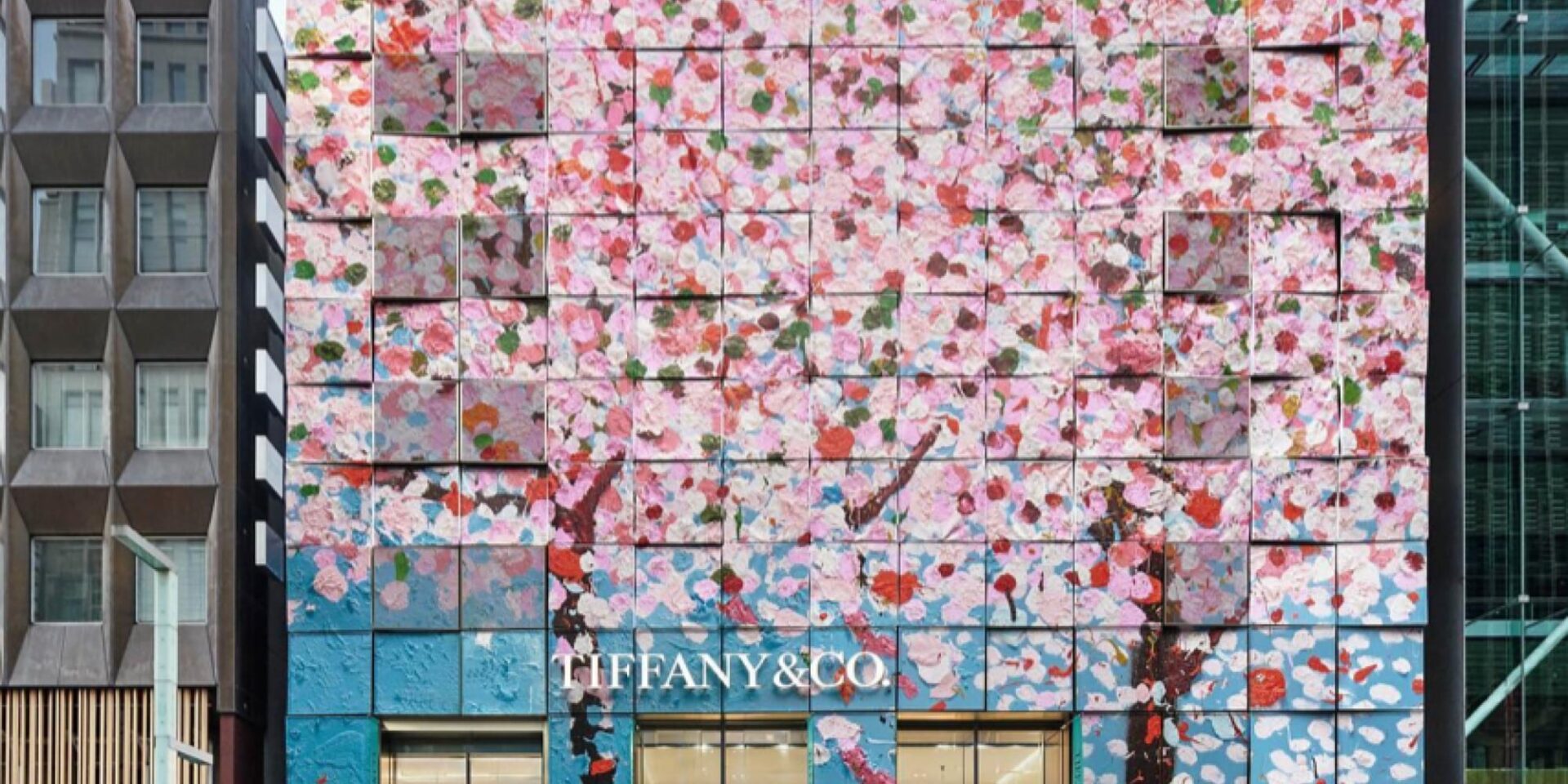 «Άνθισε» η πρόσοψη της μπουτίκ του Tiffany & Co. στο Τόκιο