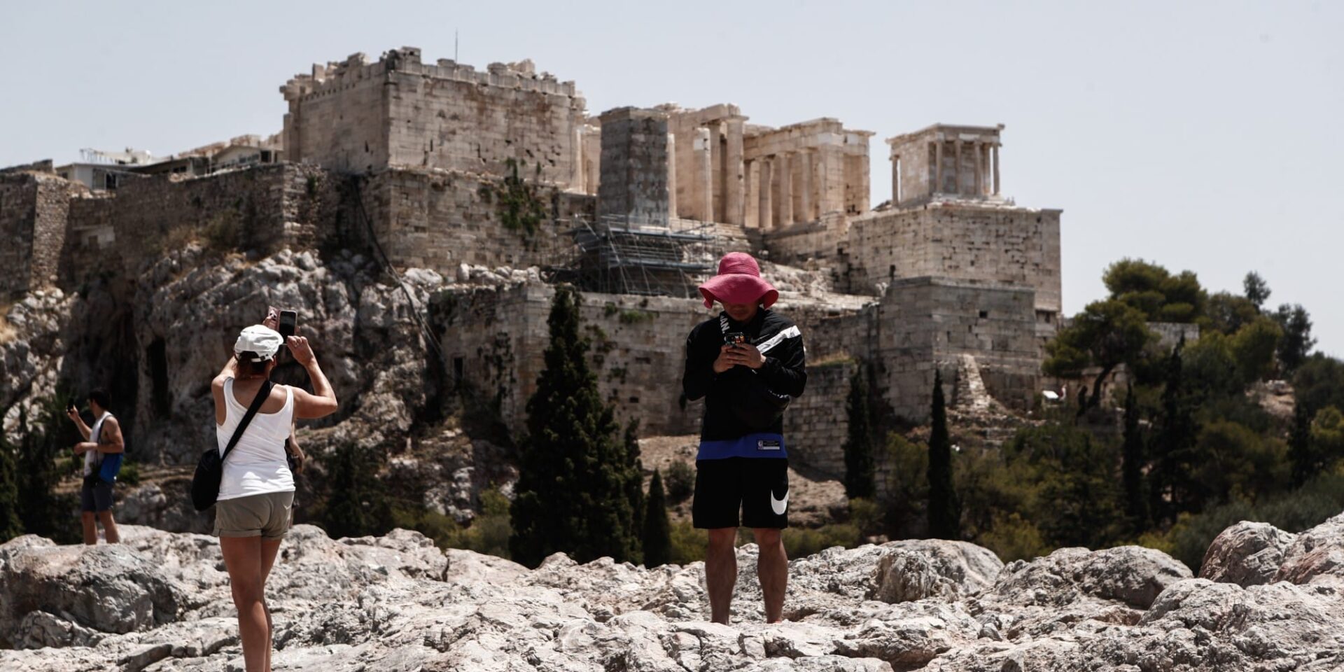 Τουρίστες μπροστά από την Ακρόπολη