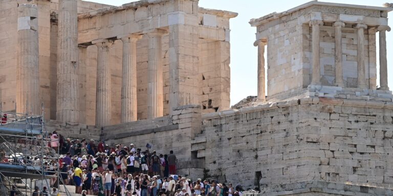 Πόσα χρήματα αφήνουν οι ξένοι τουρίστες στην Ελλάδα – Ποιοι ξοδεύουν περισσότερα
