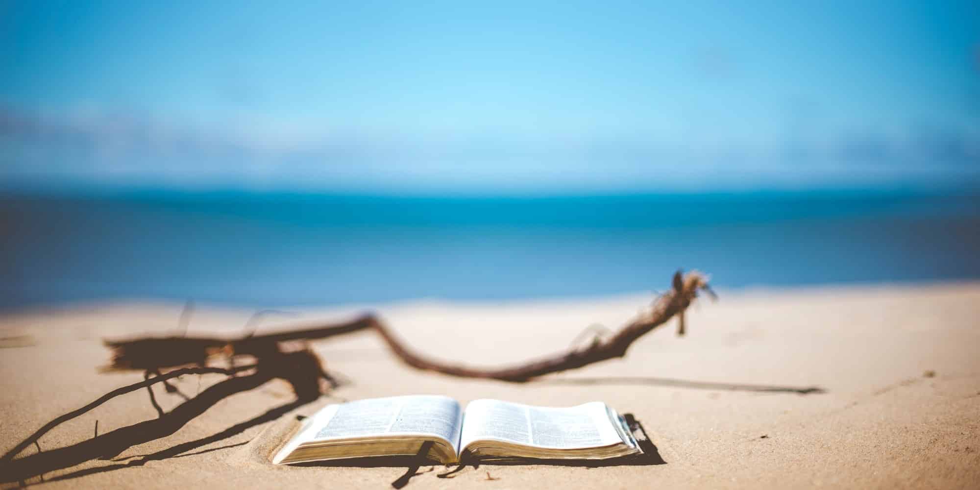 Βιβλίο σε παραλία