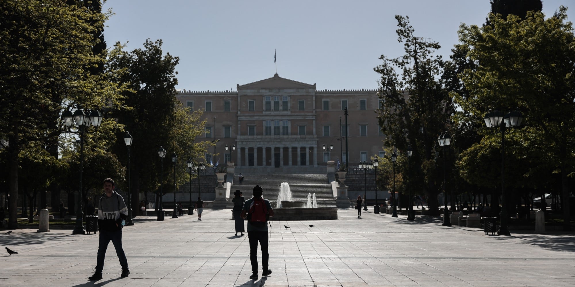Η πλατεία Συντάγματος στην Αθήνα με φόντο τη Βουλή