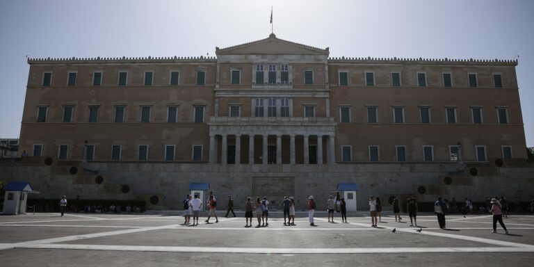 Καιρός: Έρχεται καύσωνας με 40άρια – Ενδείξεις για σοβαρή κακοκαιρία μέσα στον Αύγουστο
