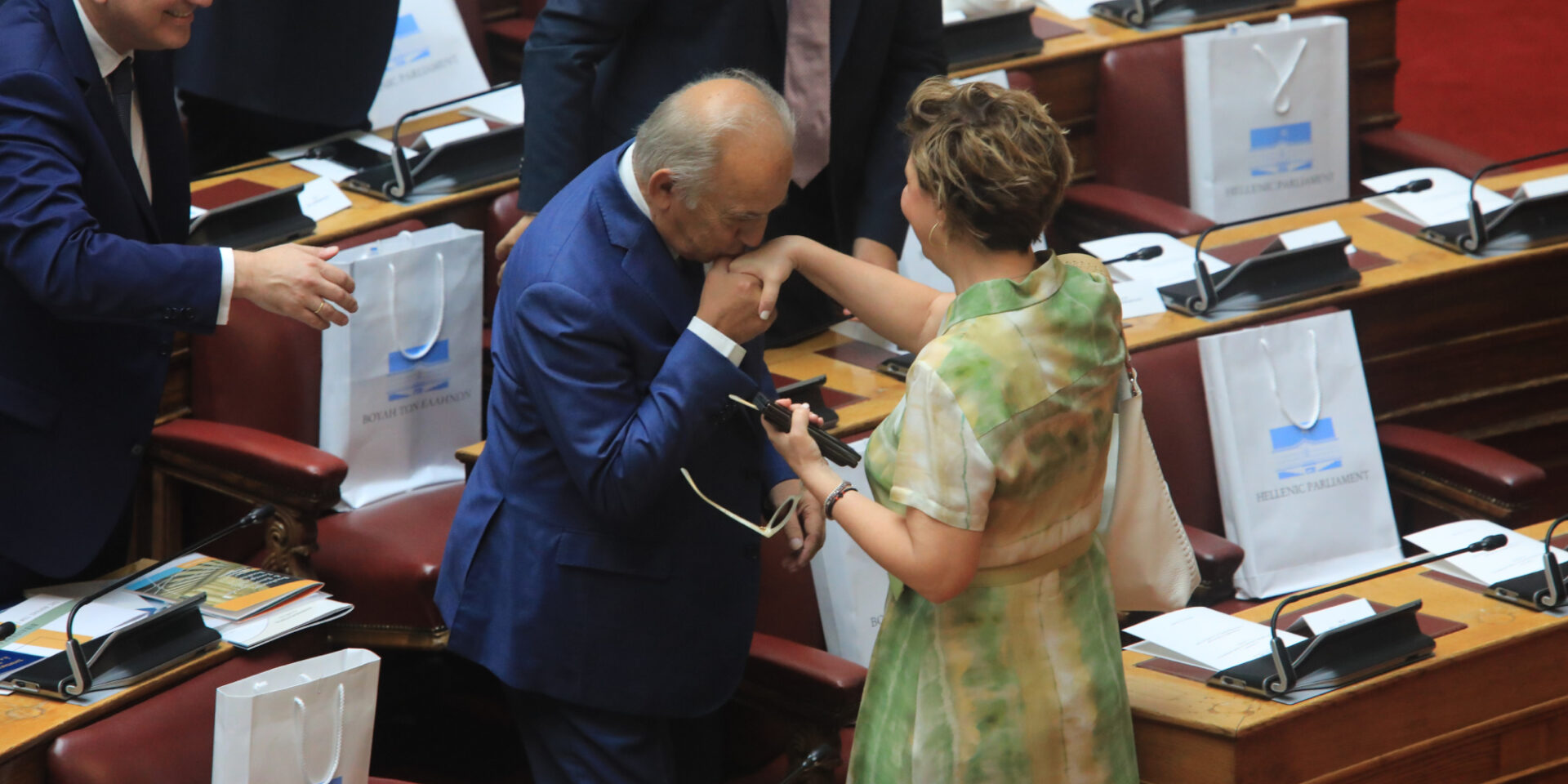 Χειροφίλημα στην Όλγα Γεροβασίλη
