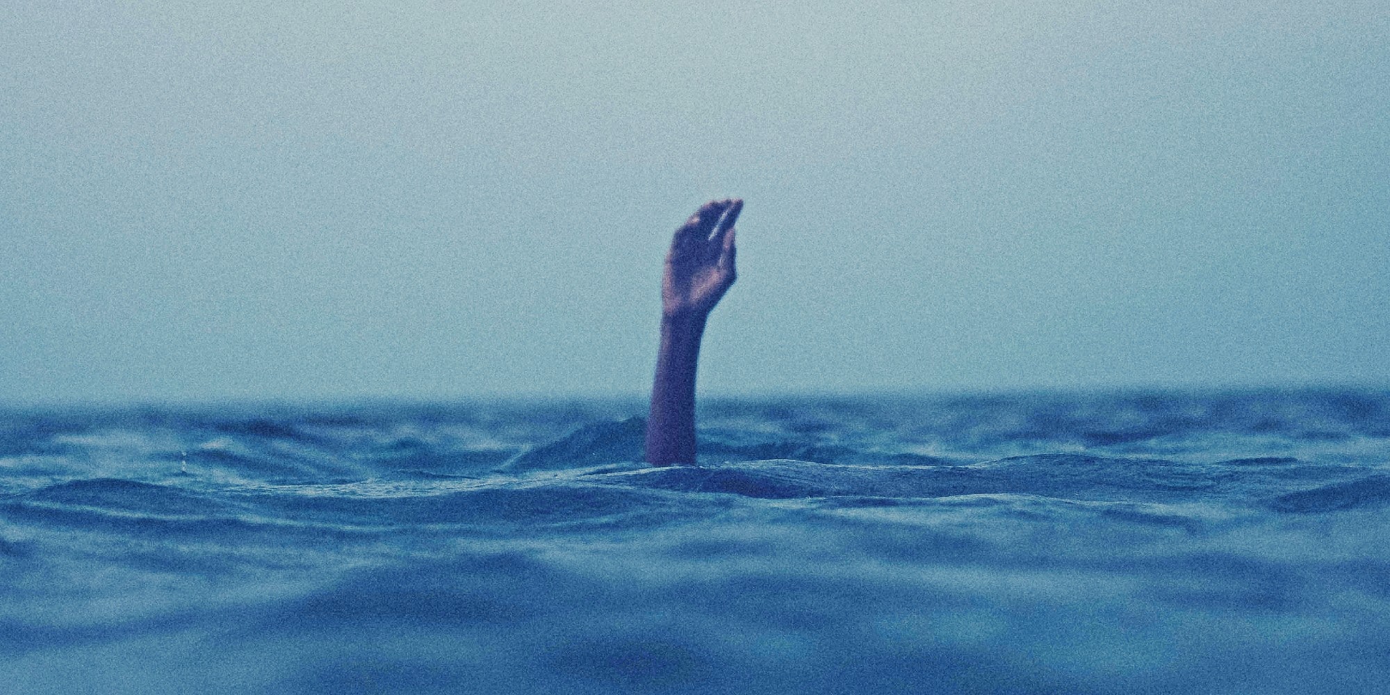 Χέρι ανθρώπου που πνίγεται στη θάλασσα