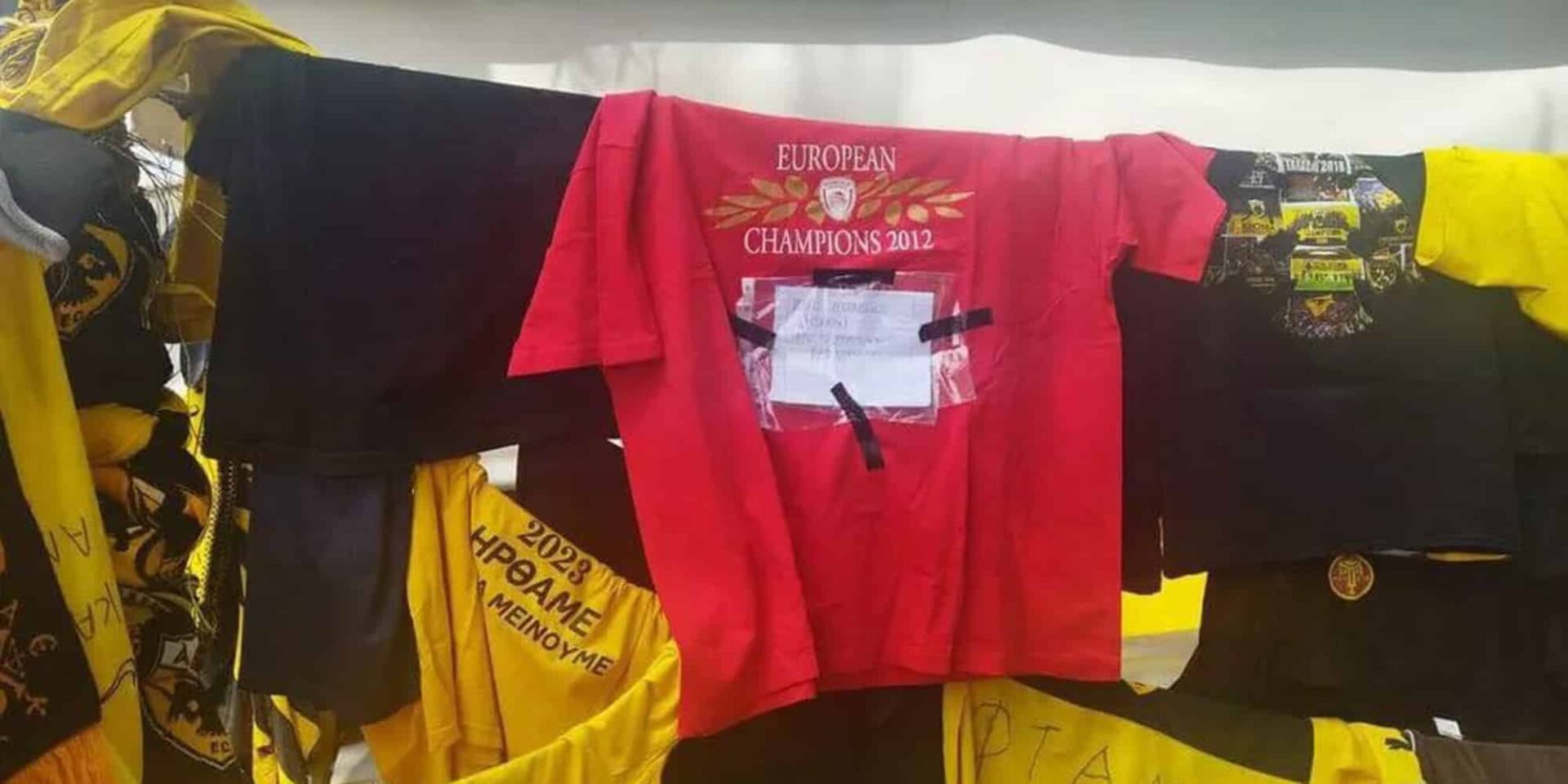 Η μπλούζα από οπαδό του Ολυμπιακού στη Νέα Φιλαδέλφεια