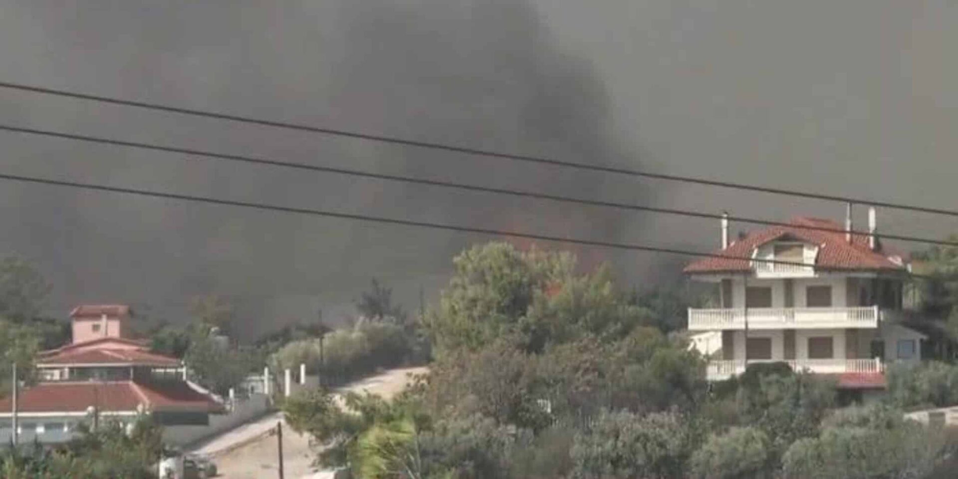 Η φωτιά μέσα στον οικισμό της Αγίας Παρασκευής