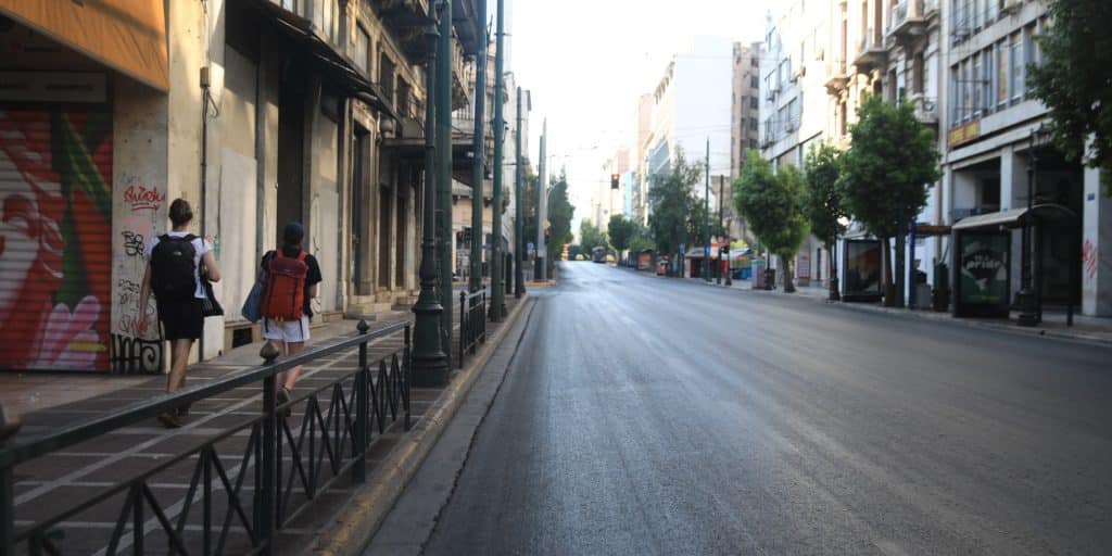 Έρημη πόλη η Αθήνα τον Δεκαπενταύγουστο - Άδειοι δρόμοι στο κέντρο (εικόνες)
