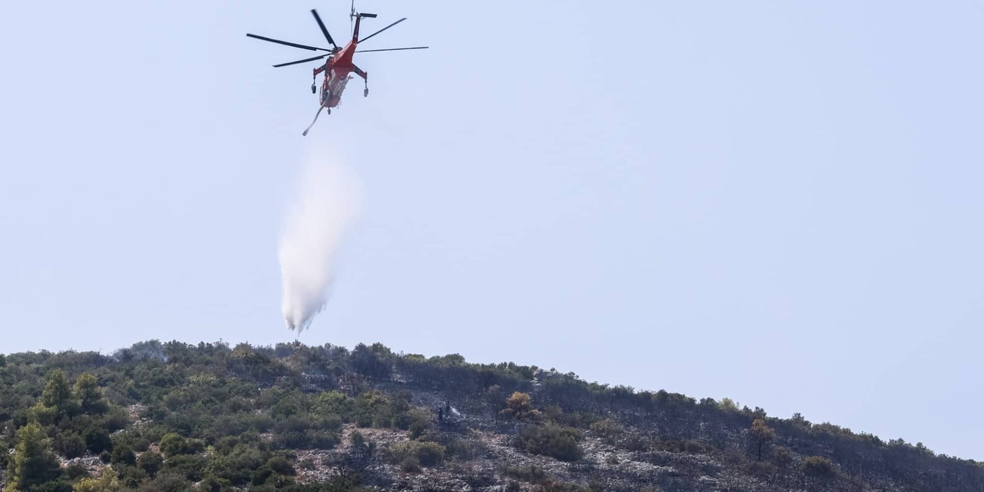 Το ελικόπτερο πάνω από τις φωτιές στην Αυλώνα