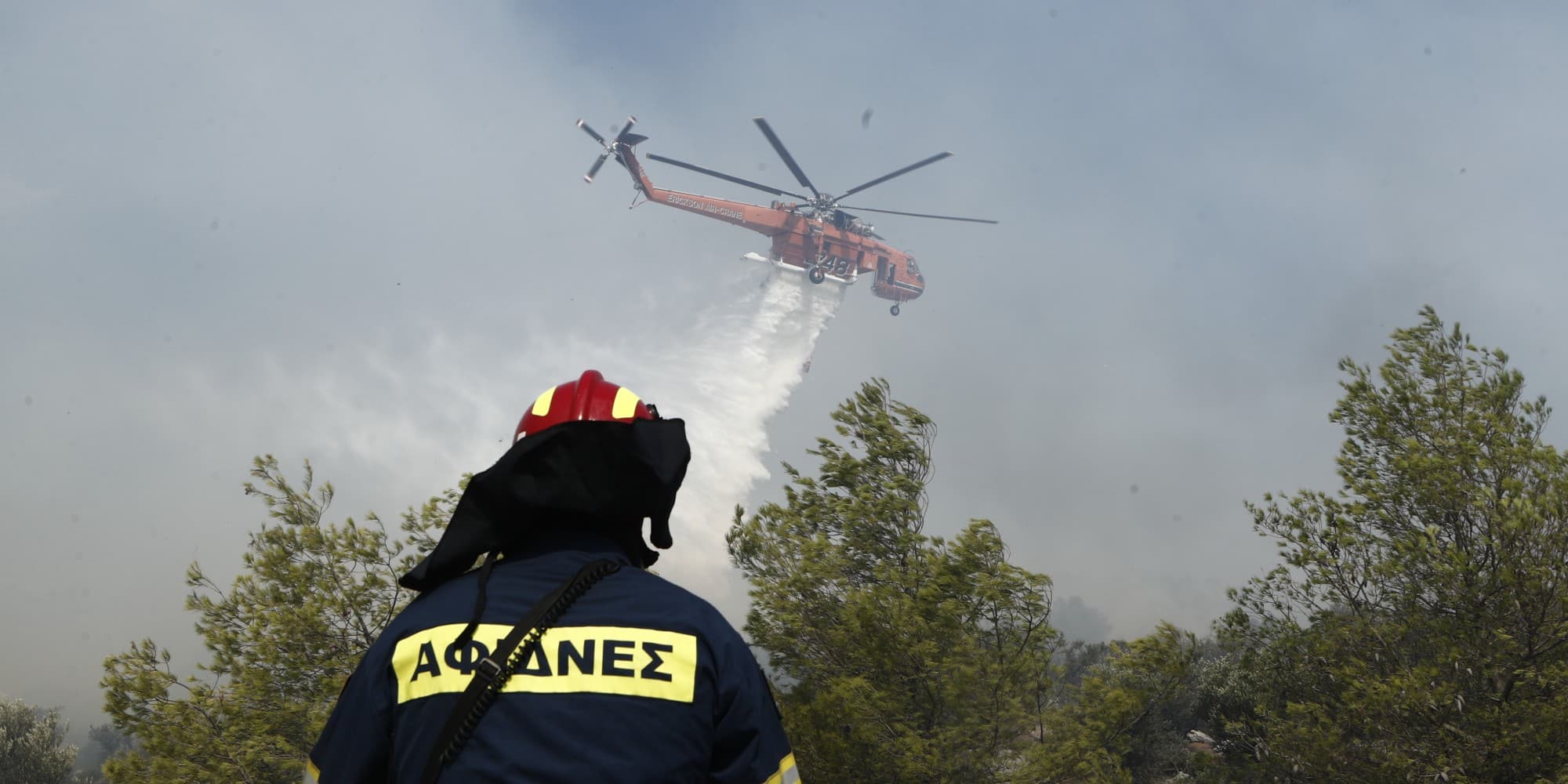 Ελικόπτερο ρίχνει νερό στη φωτιά της Πάρνηθας