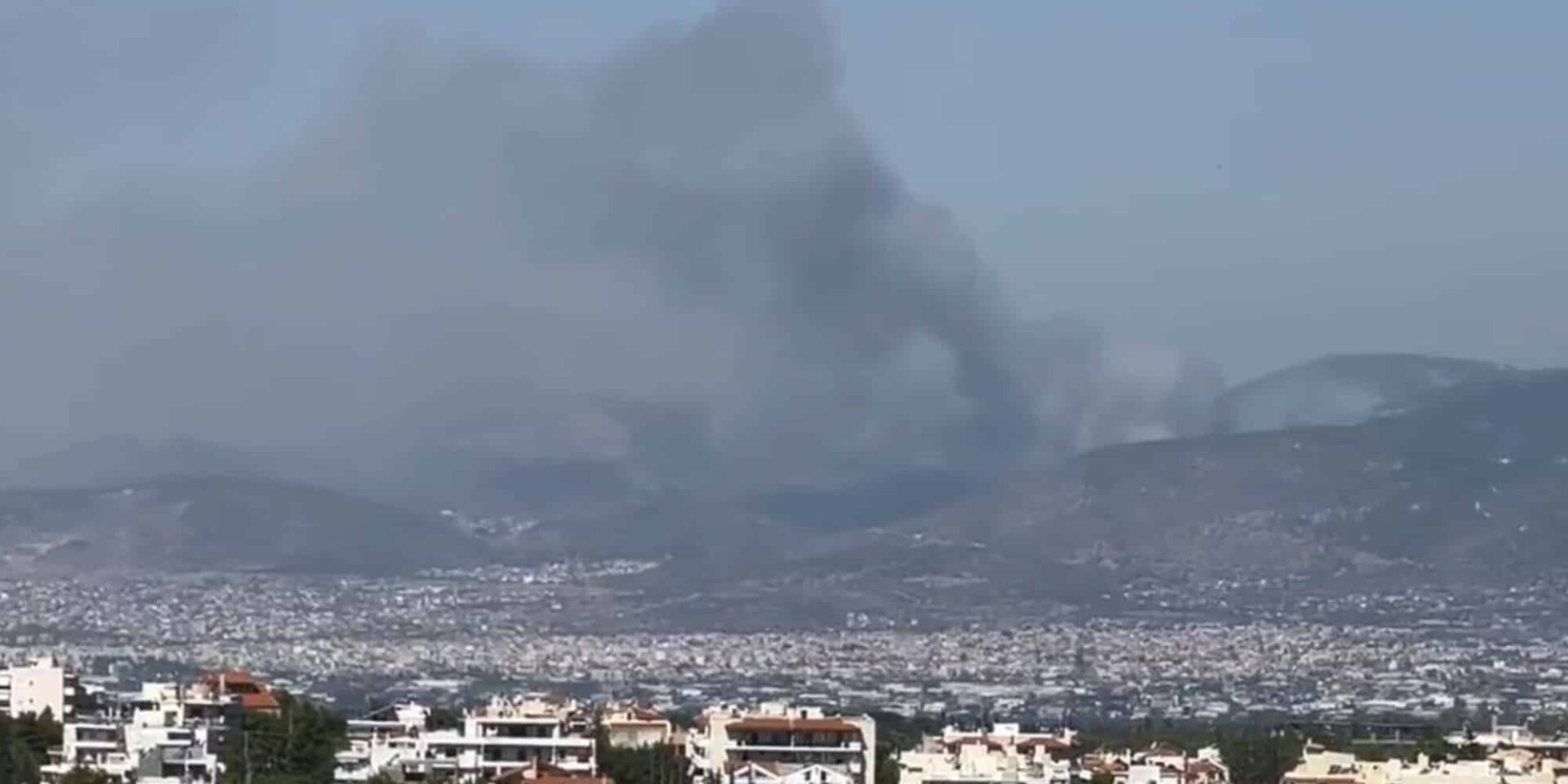 Εικόνα από τη φωτιά στη Φυλή