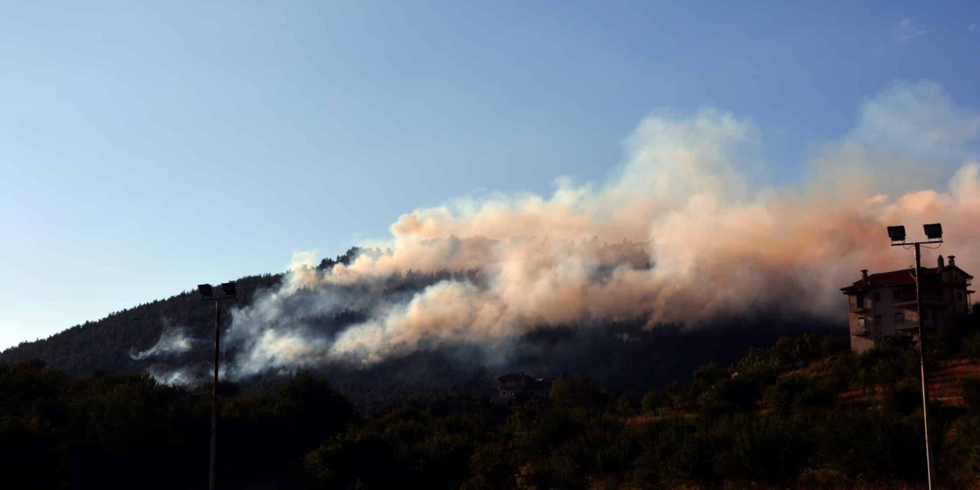 Εικόνα από τη φωτιά στην Τρίπολη