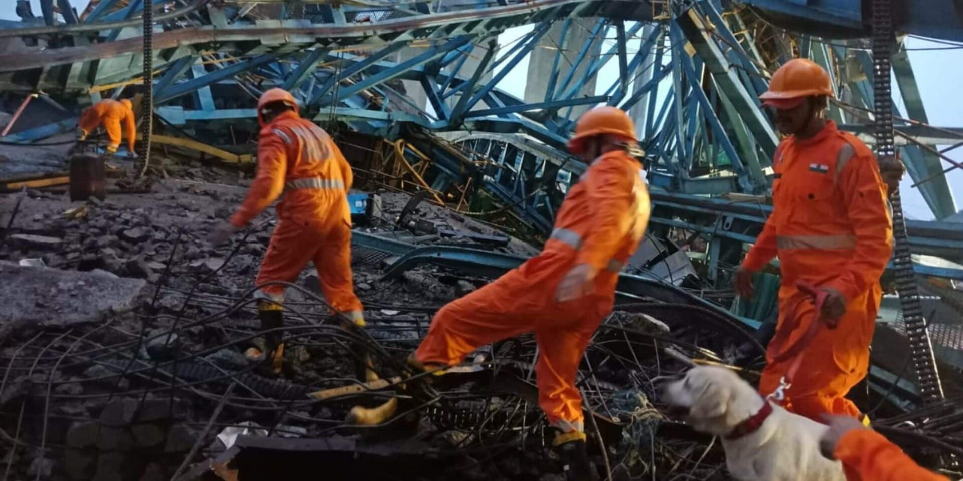 Εικόνα από την κατάρρευση του γερανού στην Ινδία