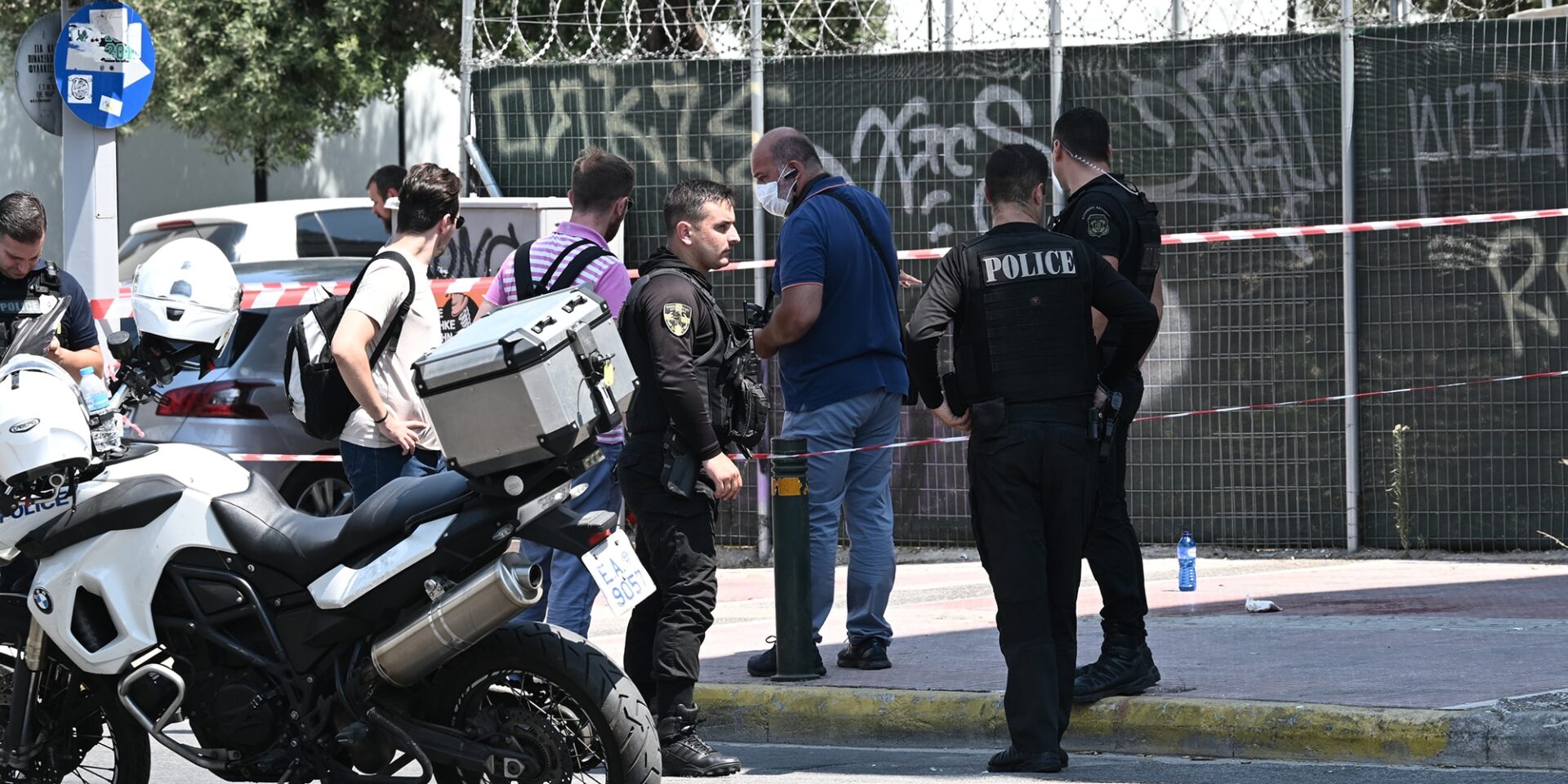 Εικόνα από τον Κολωνό, στο σημείο της ένοπλης ληστείας σε τράπεζα
