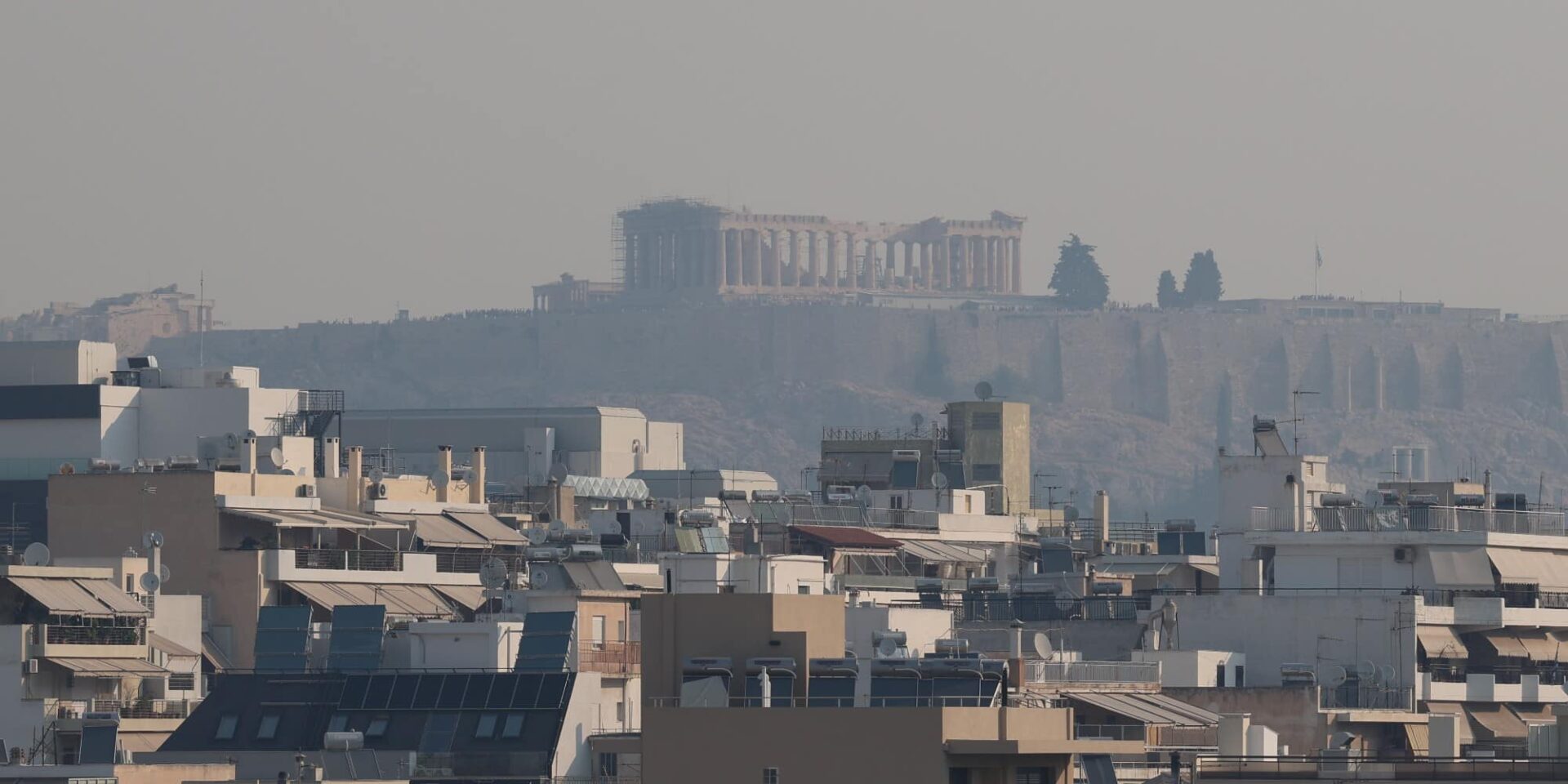 Καπνός πάνω από την Αθήνα λόγω της φωτιάς στην Πάρνηθα