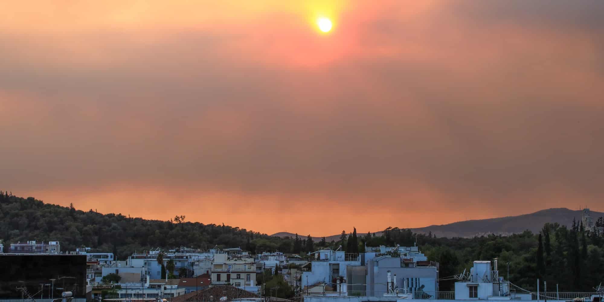 Καπνοί στον ουρανό της Αθήνας από τη φωτιά στην Πάρνηθα