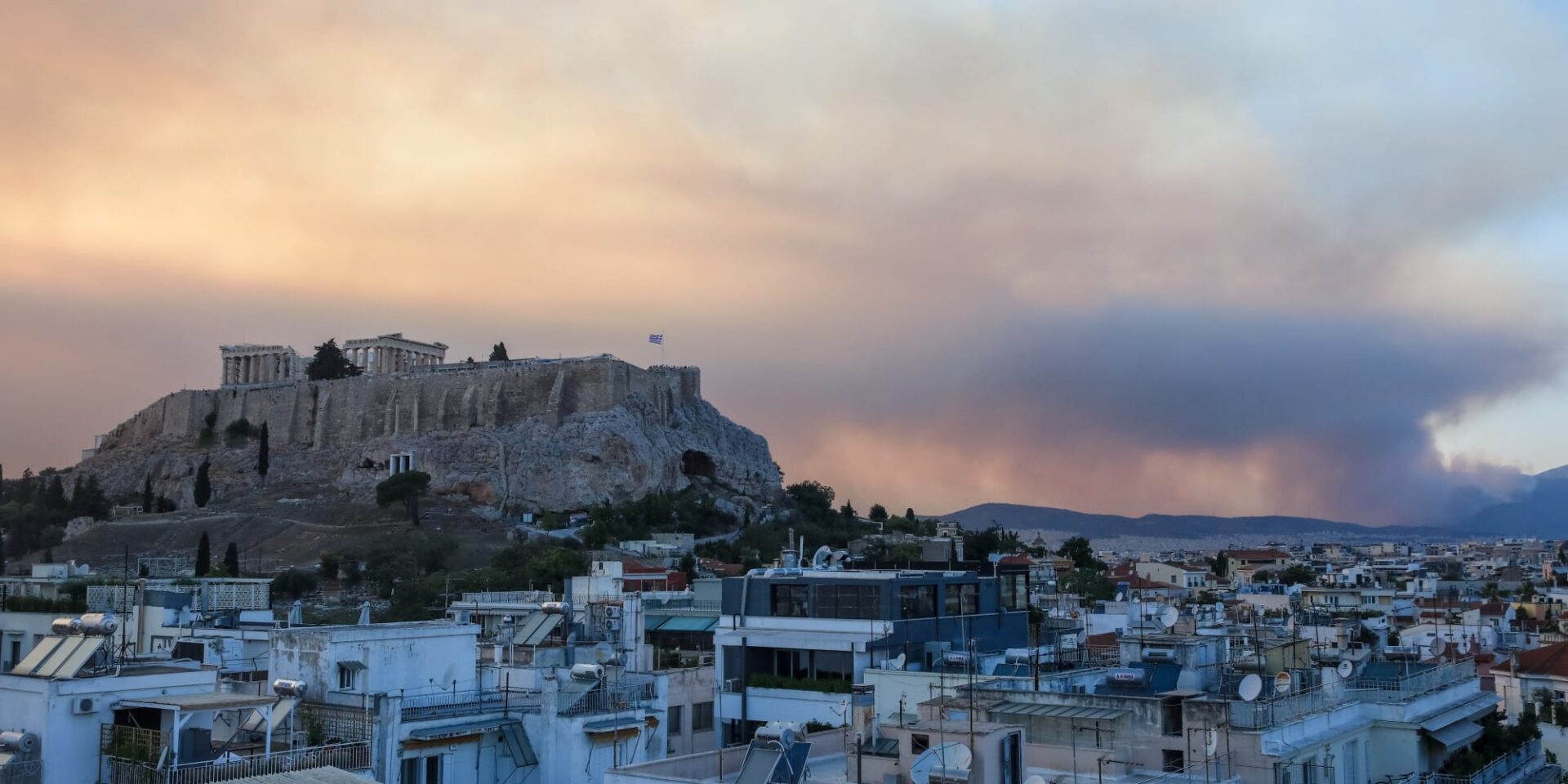 Καπνοί στον ουρανό της Αθήνας από τη φωτιά στην Πάρνηθα