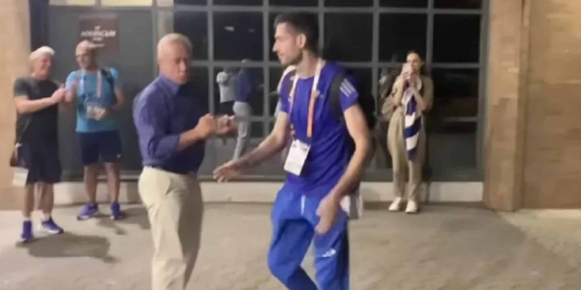 Η στιγμή που ο Μίλτος Τεντόγλου αποφεύγει τον Α' ειδικό γραμματέα του ΣΕΓΑΣ