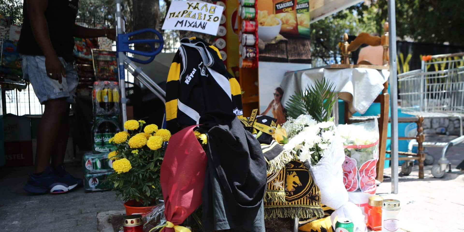 Λουλούδια στη μνήμη του Μιχάλη στη Νέα Φιλαδέλφεια