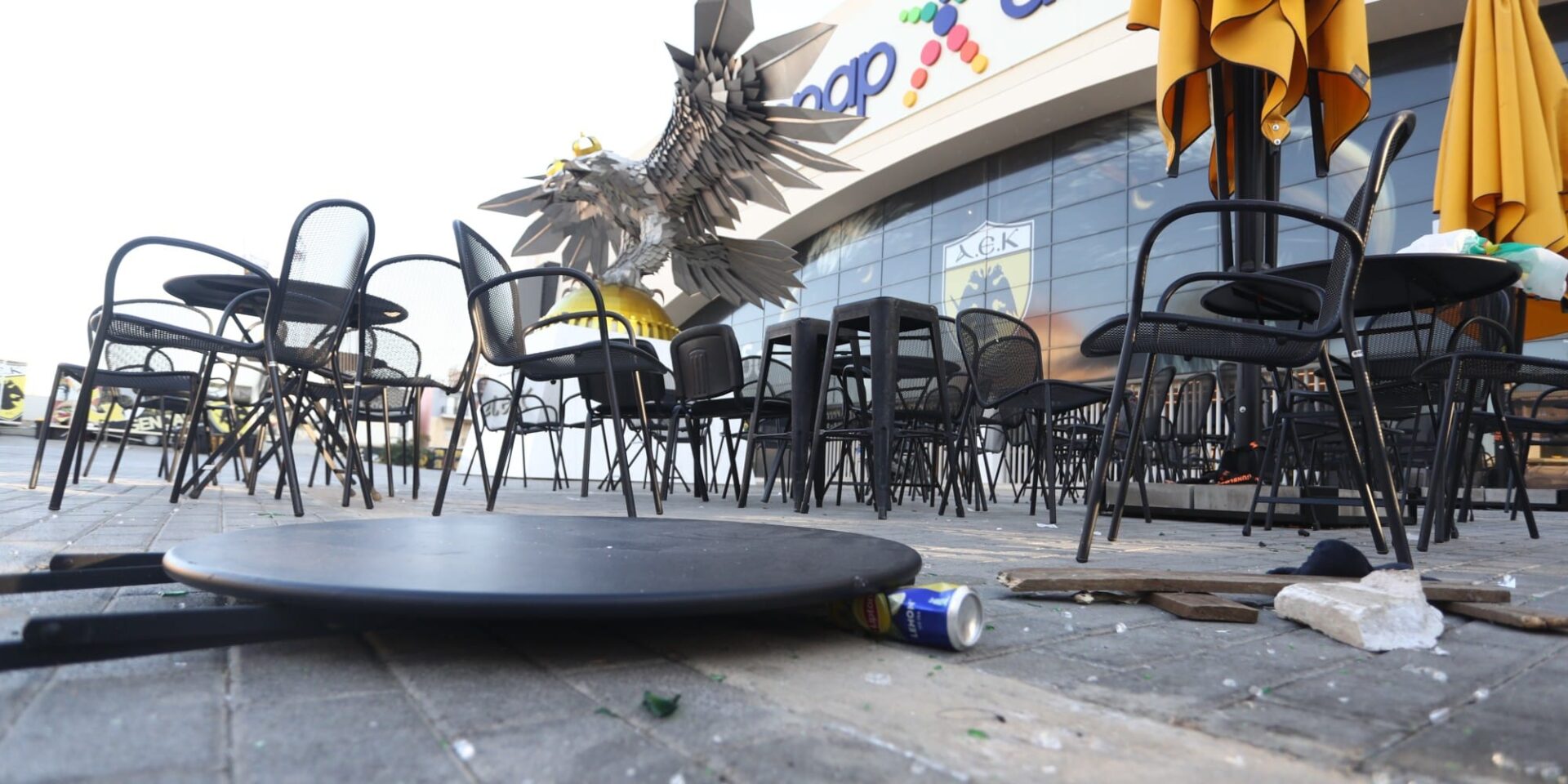 Εικόνα έξω από την «Αγιά-Σοφιά-OPAP Arena» μετά τα επεισόδια