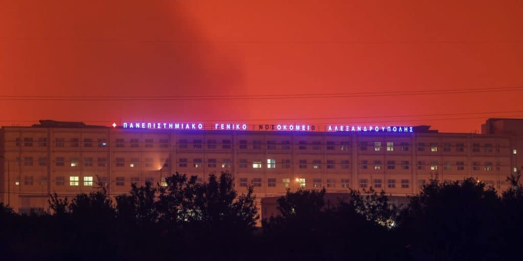 Nosokomeio fwtia alexandroupoli 22 8 23 - Νύχτα «κόλασης» στην Αλεξανδρούπολη: Συγκλονιστικές εικόνες μέσα από το πλωτό νοσοκομείο μετά την εκκένωση (βίντεο)