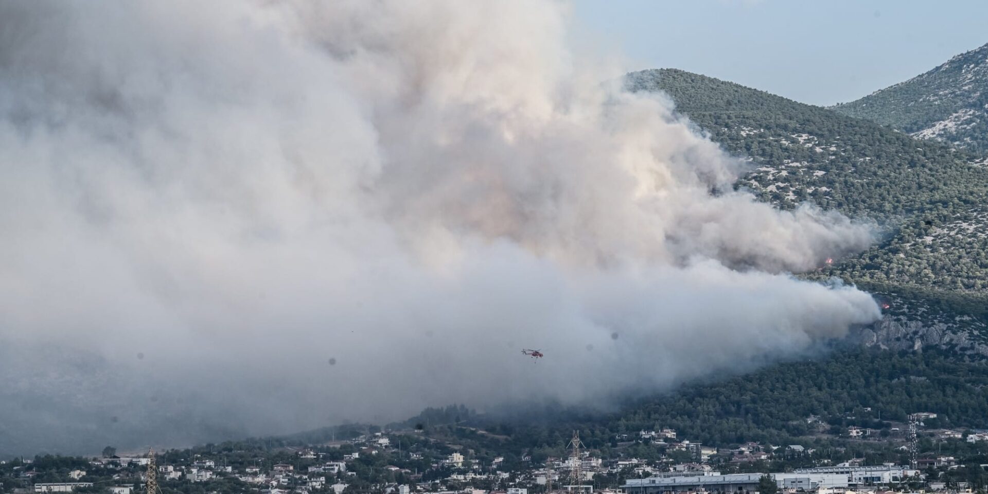 Εικόνα από τη φωτιά στην Πάρνηθα