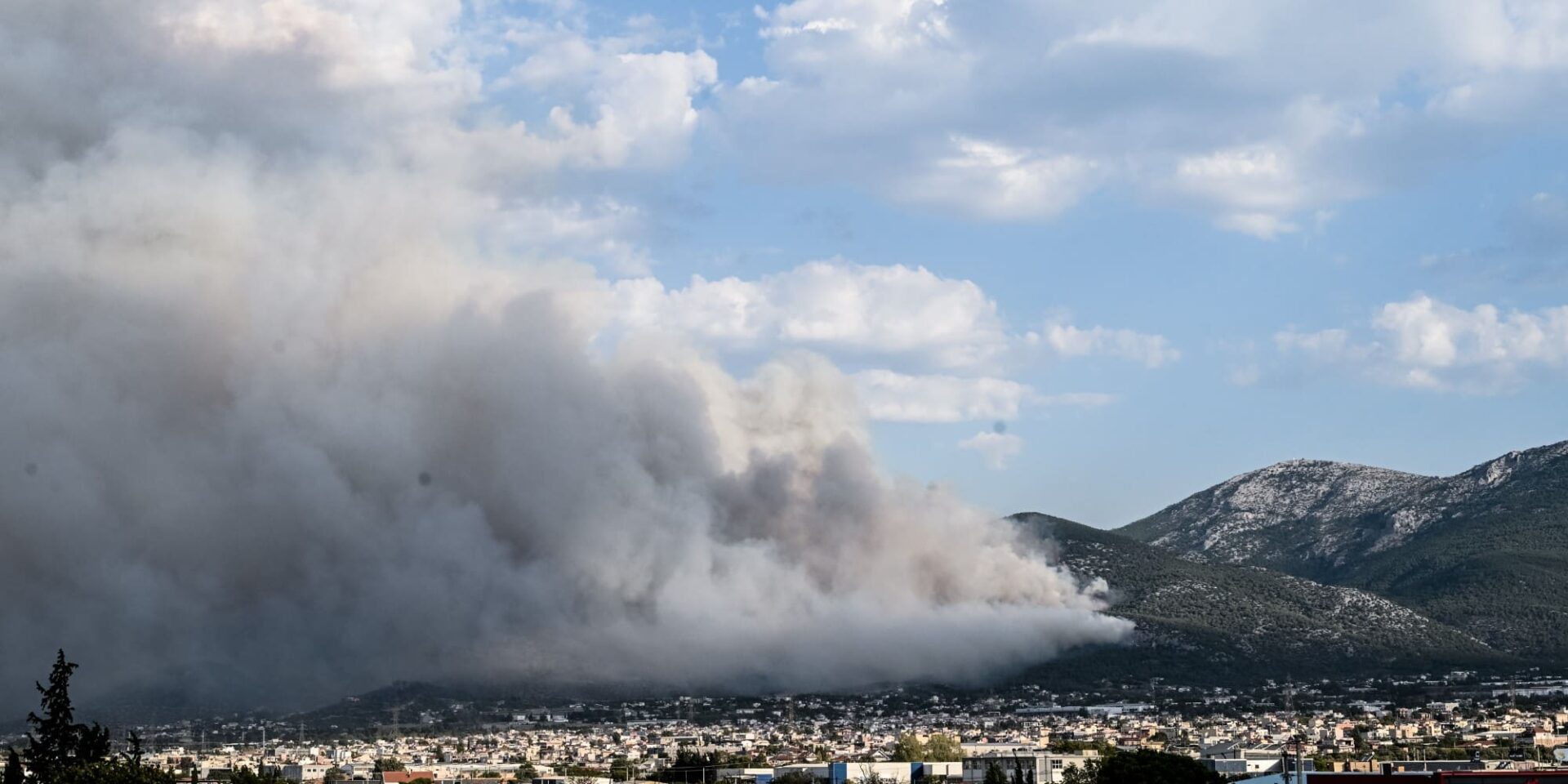 Εικόνα από τη φωτιά στην Πάρνηθα