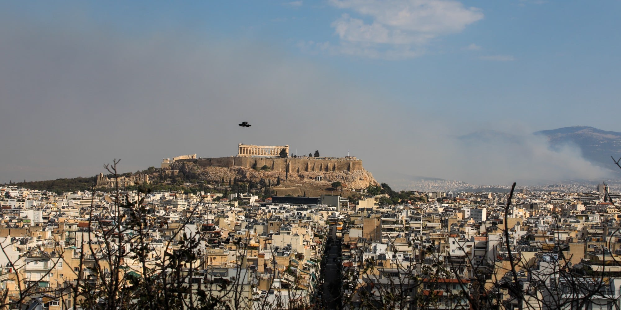 Καπνός πάνω από την Αθήνα λόγω της φωτιάς στην Πάρνηθα