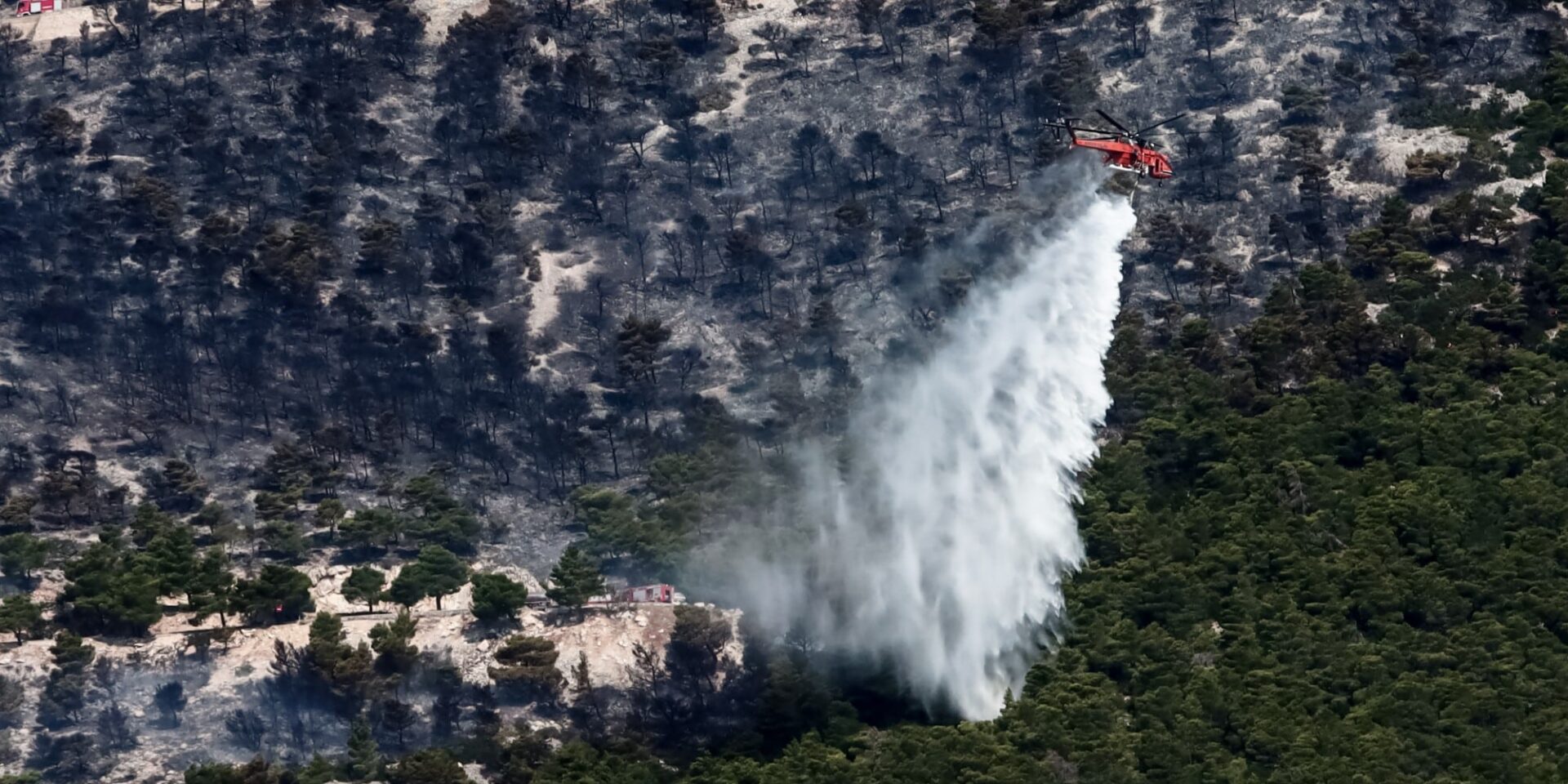 Εικόνα από τη φωτιά στην Πάρνηθα