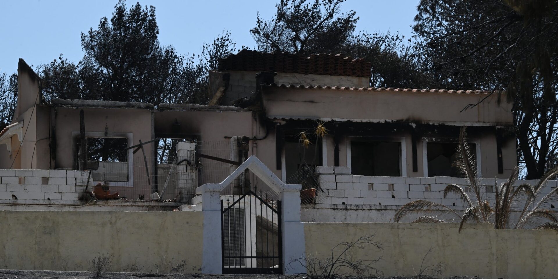 Εικόνα από το πέρασμα της φωτιάς στο Λουτράκι