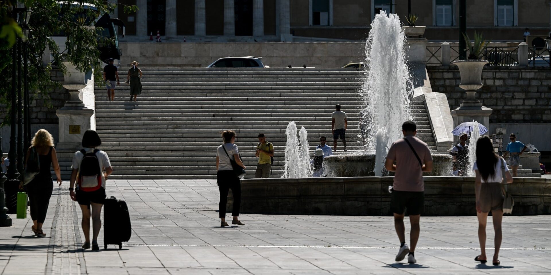 Κόσμος περπατάει στο Σύνταγμα