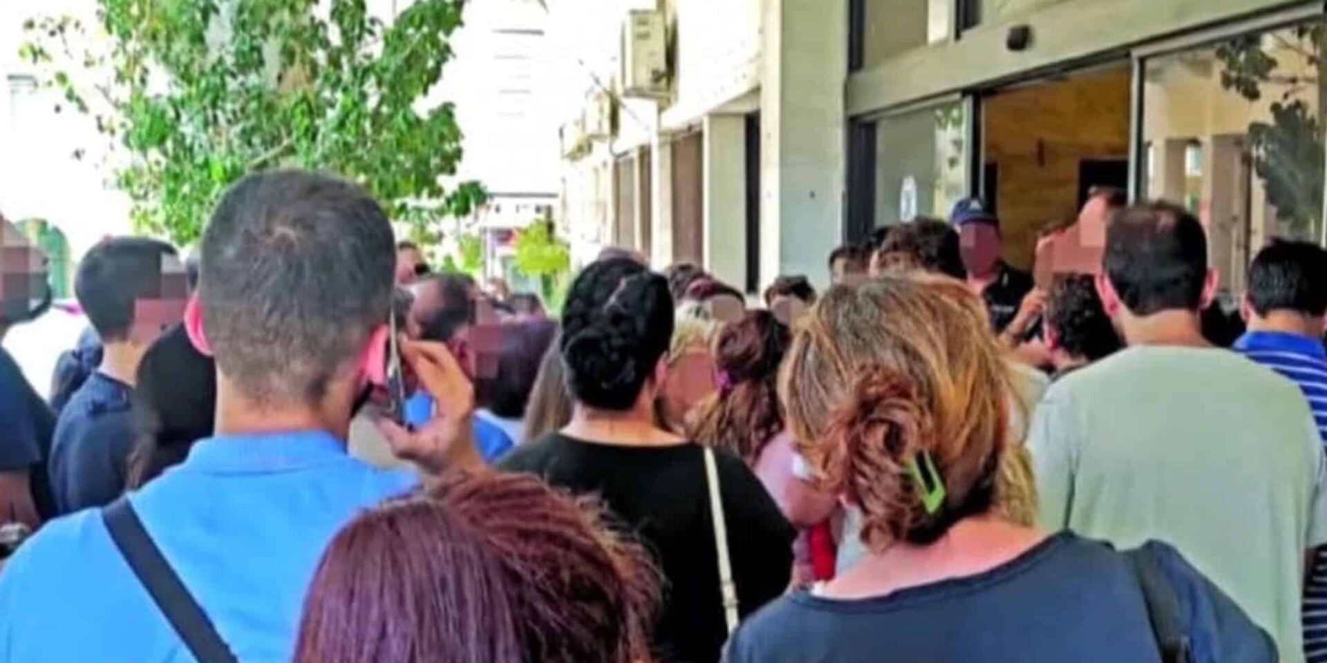Ουρές σε αστυνομικά τμήματα για τις ταυτότητες