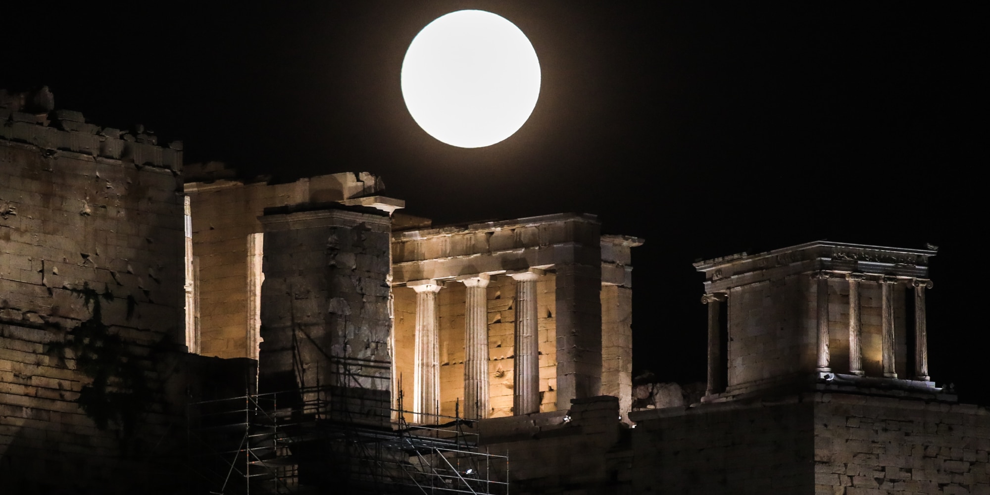 akropoli yperpanselinos - Πέντε συγκλονιστικά κλικ από την υπερπανσέληνο του Αυγούστου: Από την Ακρόπολη μέχρι το Σούνιο, μάγεψε το «φεγγάρι του οξύρρυγχου»