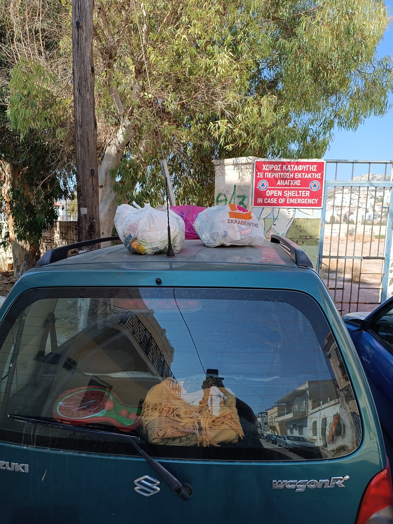 amaksi skoupidia - Σύρος: Αντί για κλήση, του πέταξαν σκουπίδια στο αυτοκίνητο