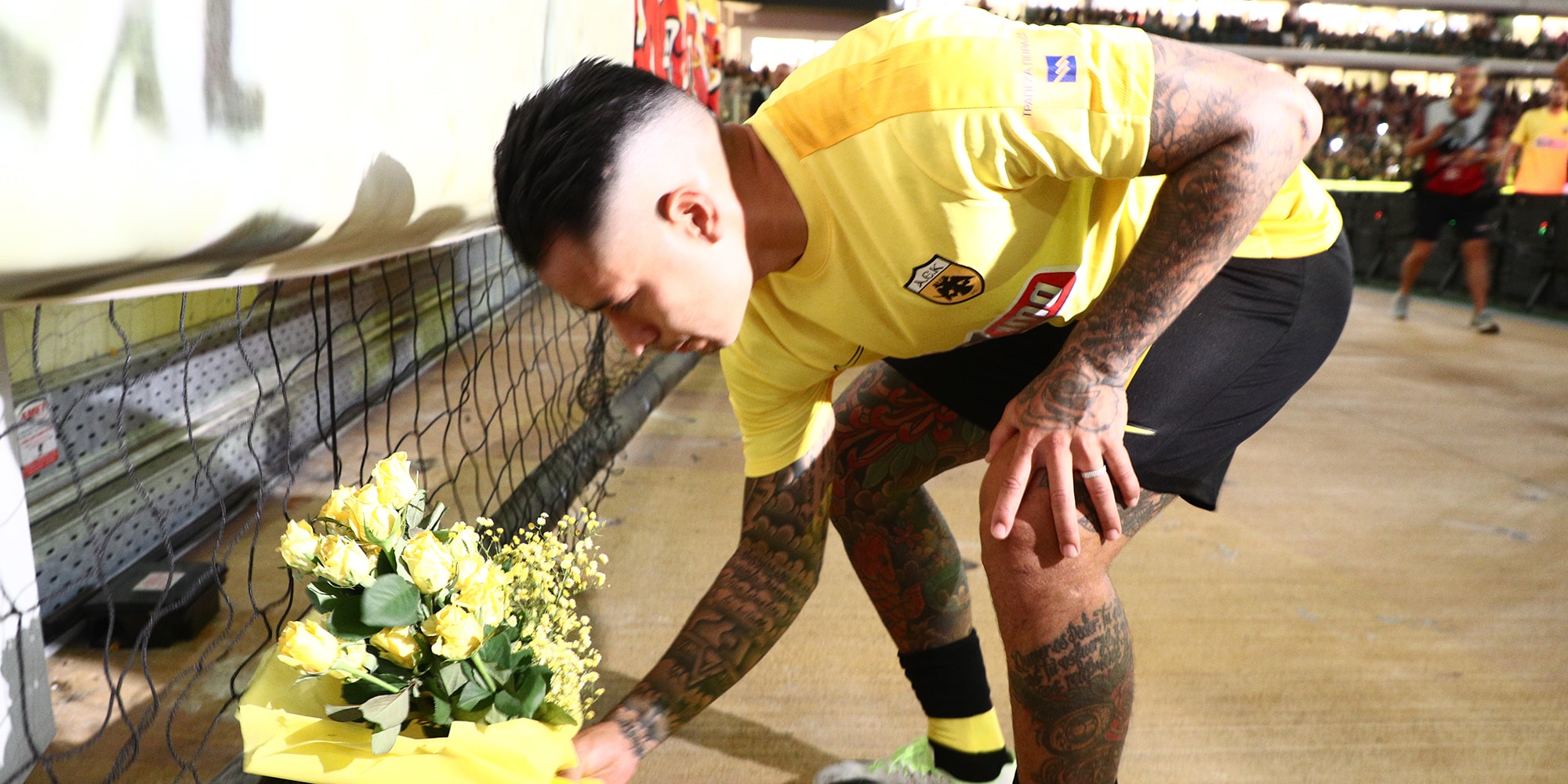 ΑΕΚ: Σε βαρύ κλίμα πριν την έναρξη - Λουλούδια στην κερκίδα, πανό του Μιχάλη και η οικογένεια του 29χρονου στο γήπεδο