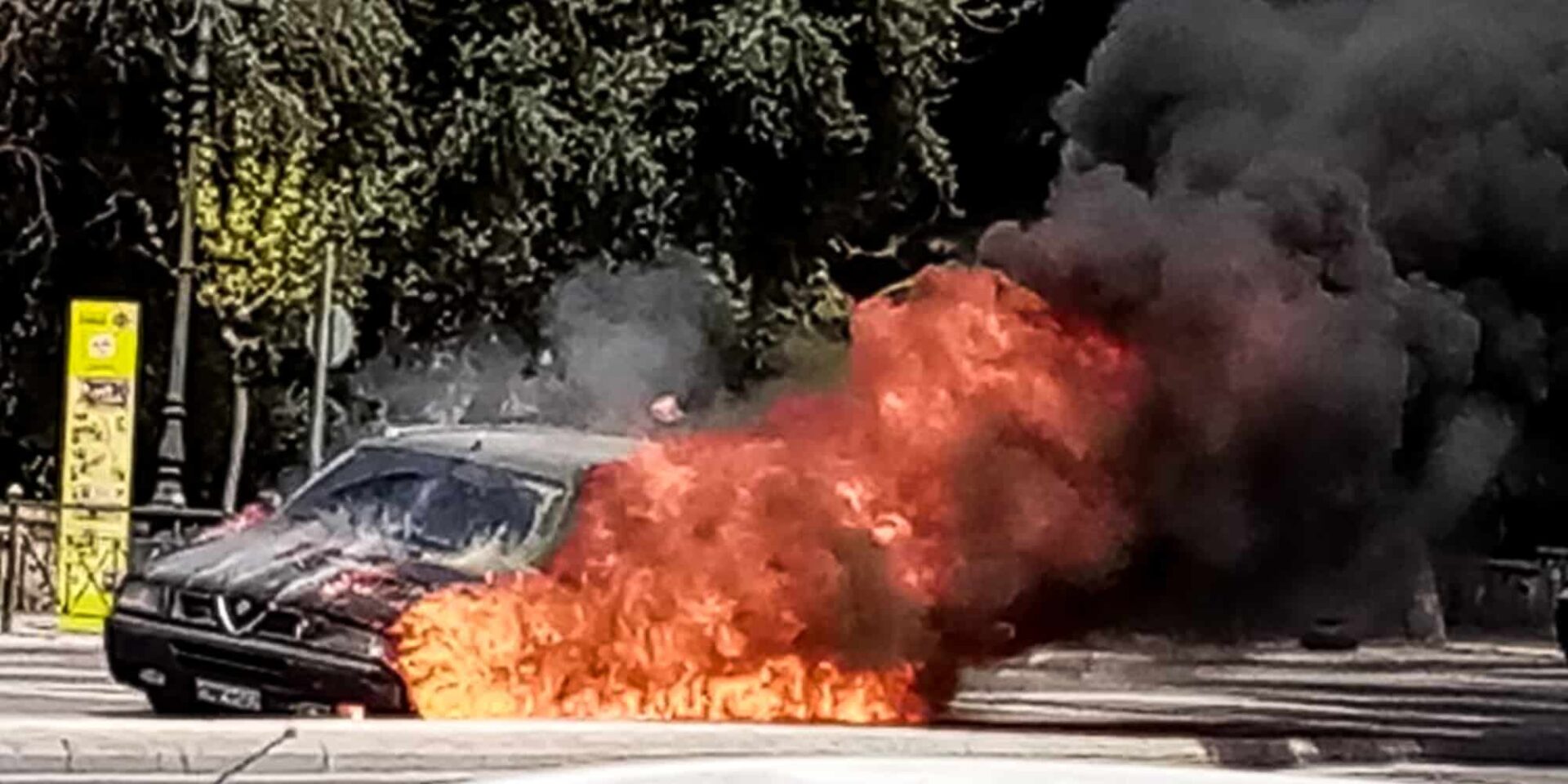 Αυτοκίνητο παίρνει φωτιά εν κινήσει