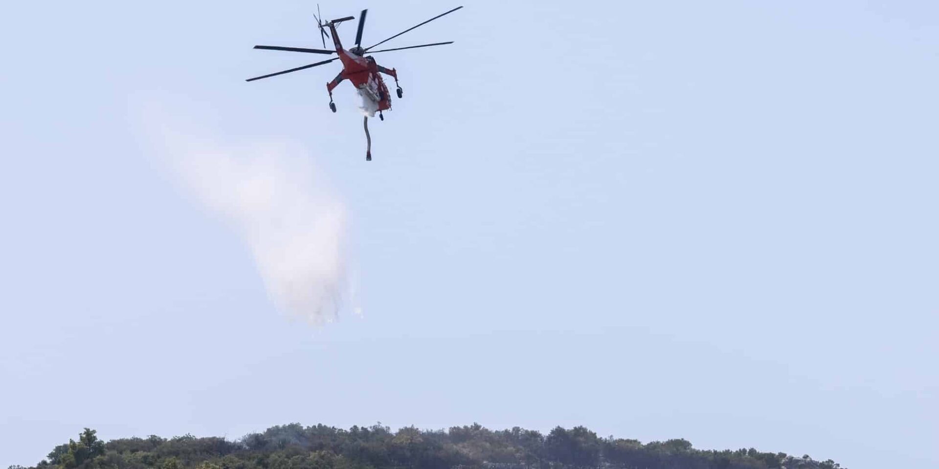 Το ελικόπτερο πάνω από τις φωτιές στην Αυλώνα