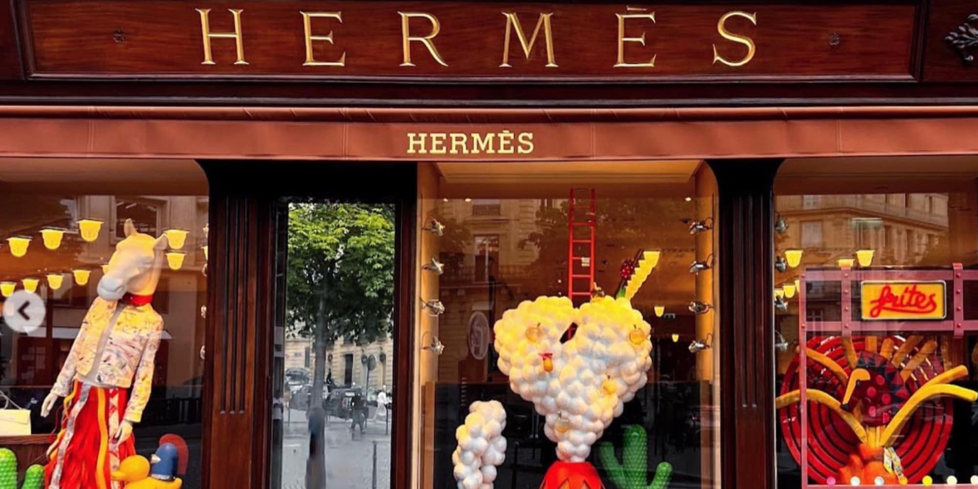 Οι νέες βιτρίνες του οίκου Hermès στη Γαλλία είναι εμπνευσμένες από το τραγούδι του David Bowie