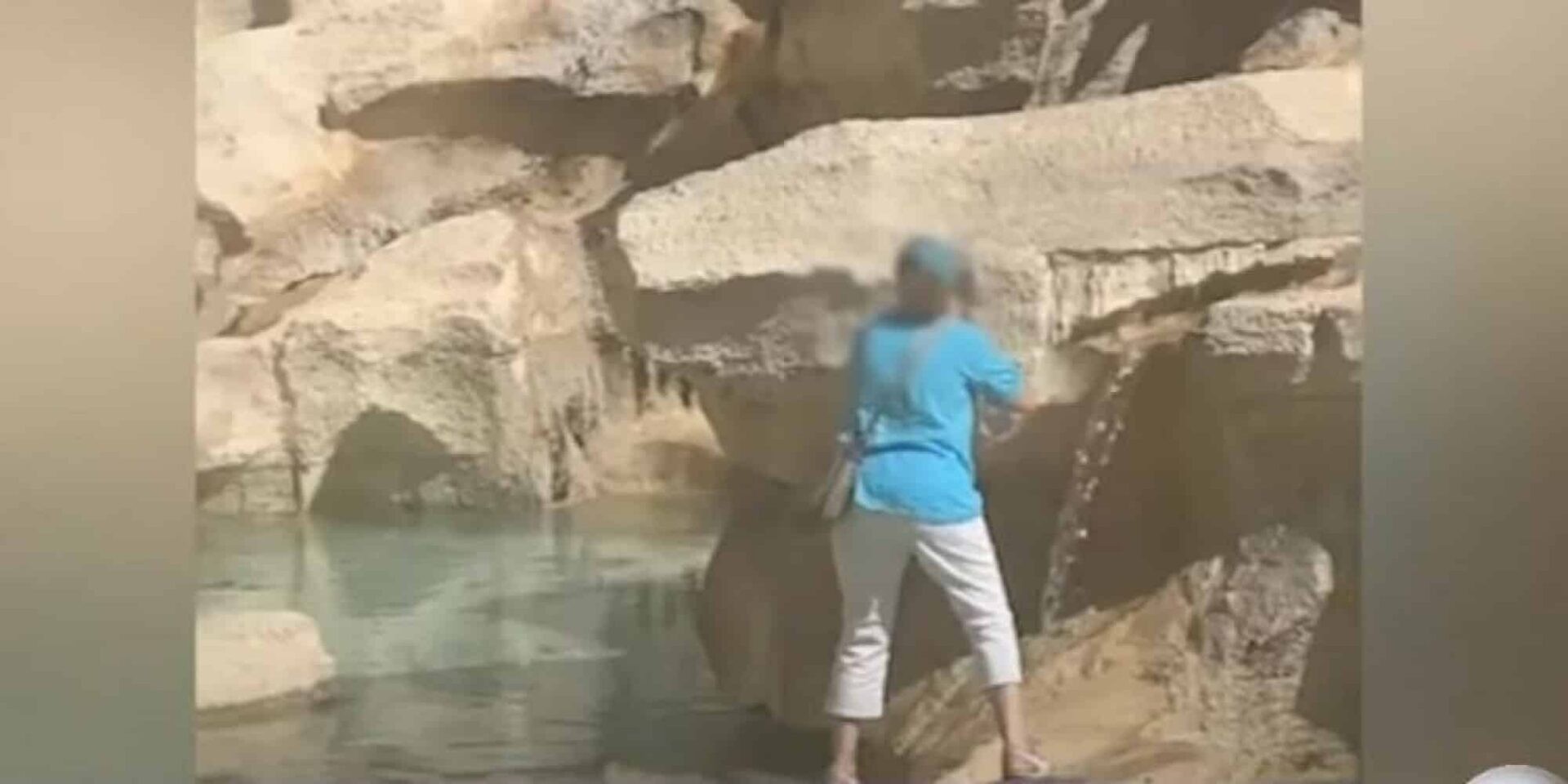 Γυναίκα μπήκε στο σιντριβάνι της Φοντάντα ντι Τρέβι στην Ιταλία