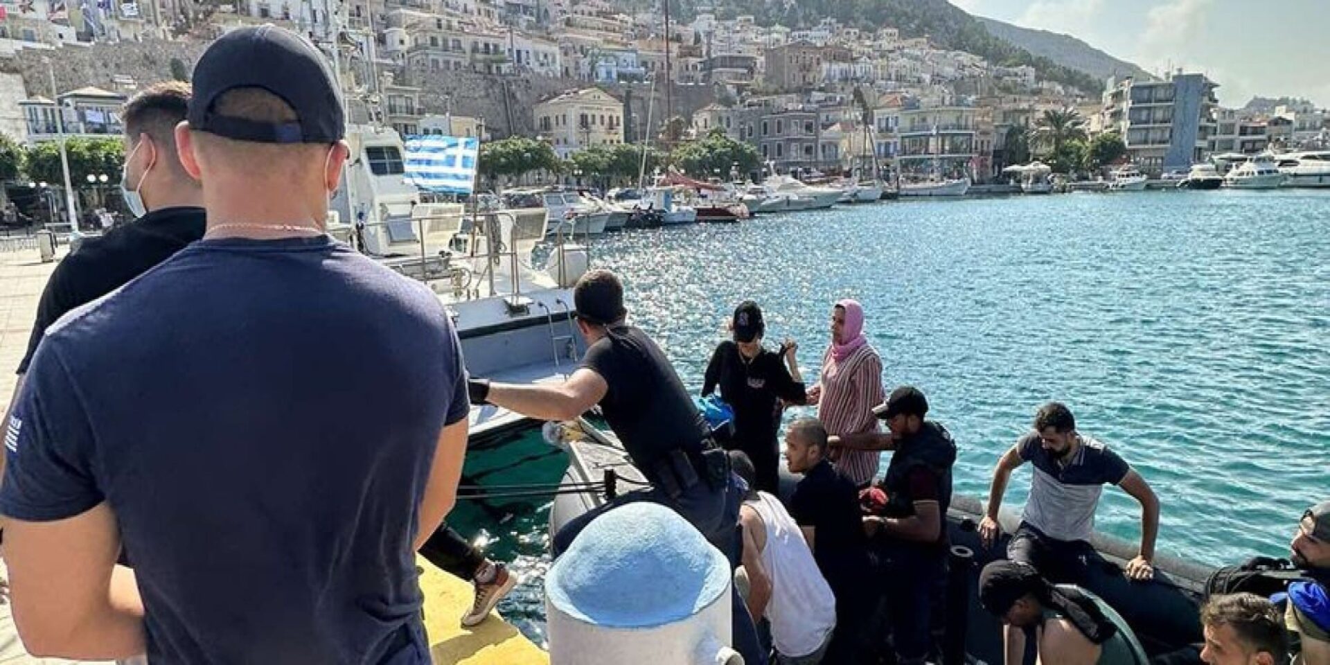 Εντοπίστηκαν 31 μετανάστες σε βραχώδη ακτή στην Κάλυμνο