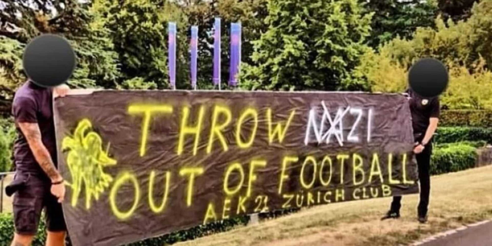 Το πανό των οπαδών της ΑΕΚ έξω από την UEFA για το φονικό στη Νέα Φιλαδέλφεια
