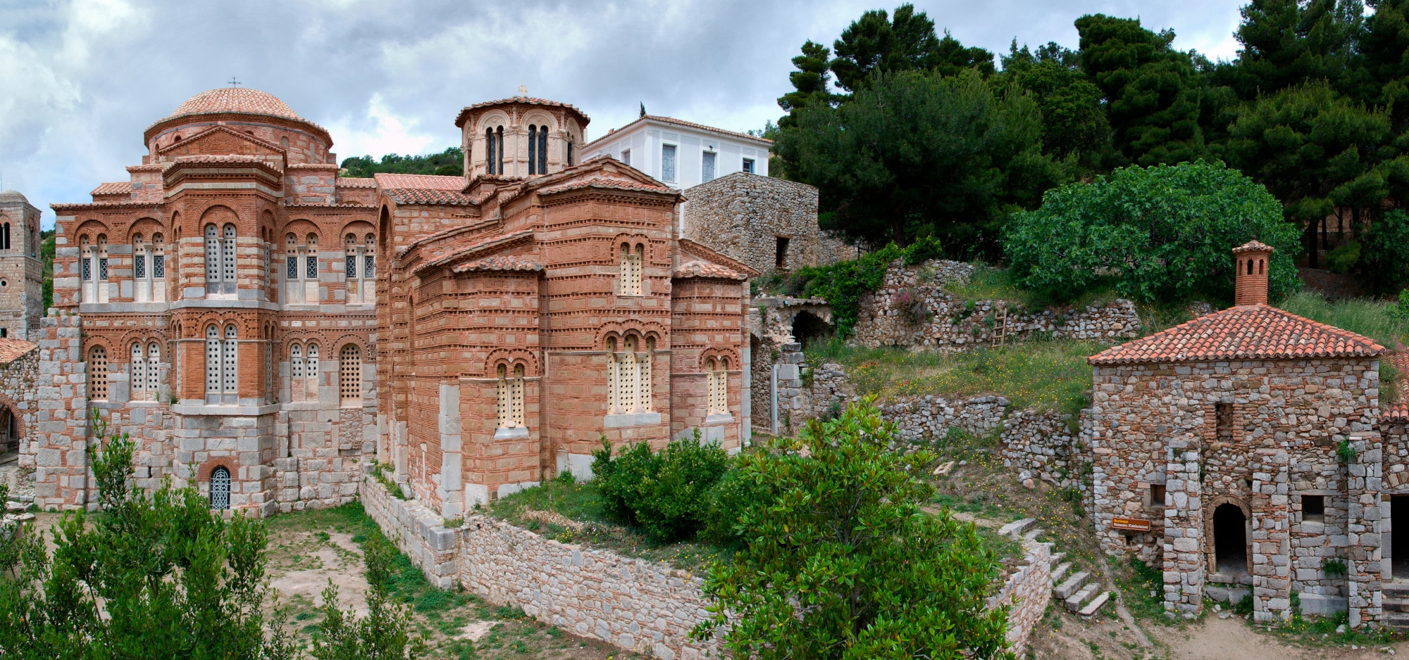 osios loukas moni 27 8 2023 1.jpg 1 - Μονή Οσίου Λουκά: Εγκρίθηκε η αποκατάσταση μετά την φωτιά στη Βοιωτία - Το καλύτερα διατηρημένο μοναστηριακό συγκρότημα της μεσοβυζαντινής περιόδου (εικόνες)