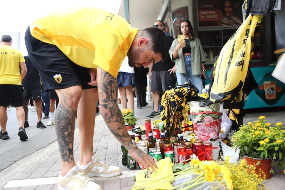 Παίκτες της ΑΕΚ άφησαν λουλούδια στο σημείο της δολοφονίας του Μιχάλη στη Νέα Φιλαδέλφεια