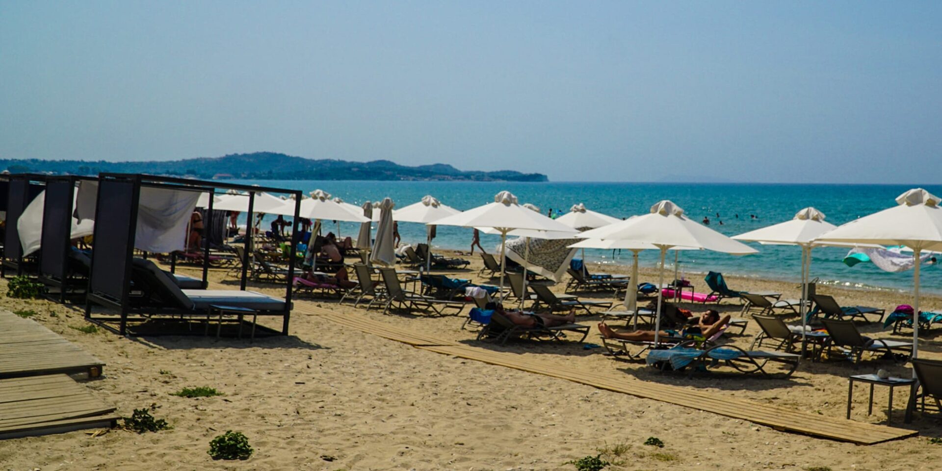 Ξαπλώστρες σε παραλία