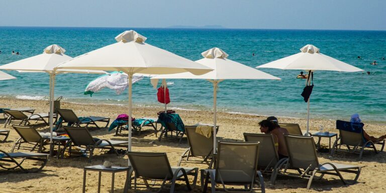 Ελεύθερες παραλίες: Απόβαση ελεγκτών με οδηγό την εφαρμογή MyCoast – Στο «μικροσκόπιο» οι καταγγελίες για αυθαιρεσίες